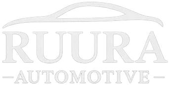 Valkoinen Ruura Automotive -logo, jossa on tyylitelty auton siluetti ja teksti mustalla taustalla.